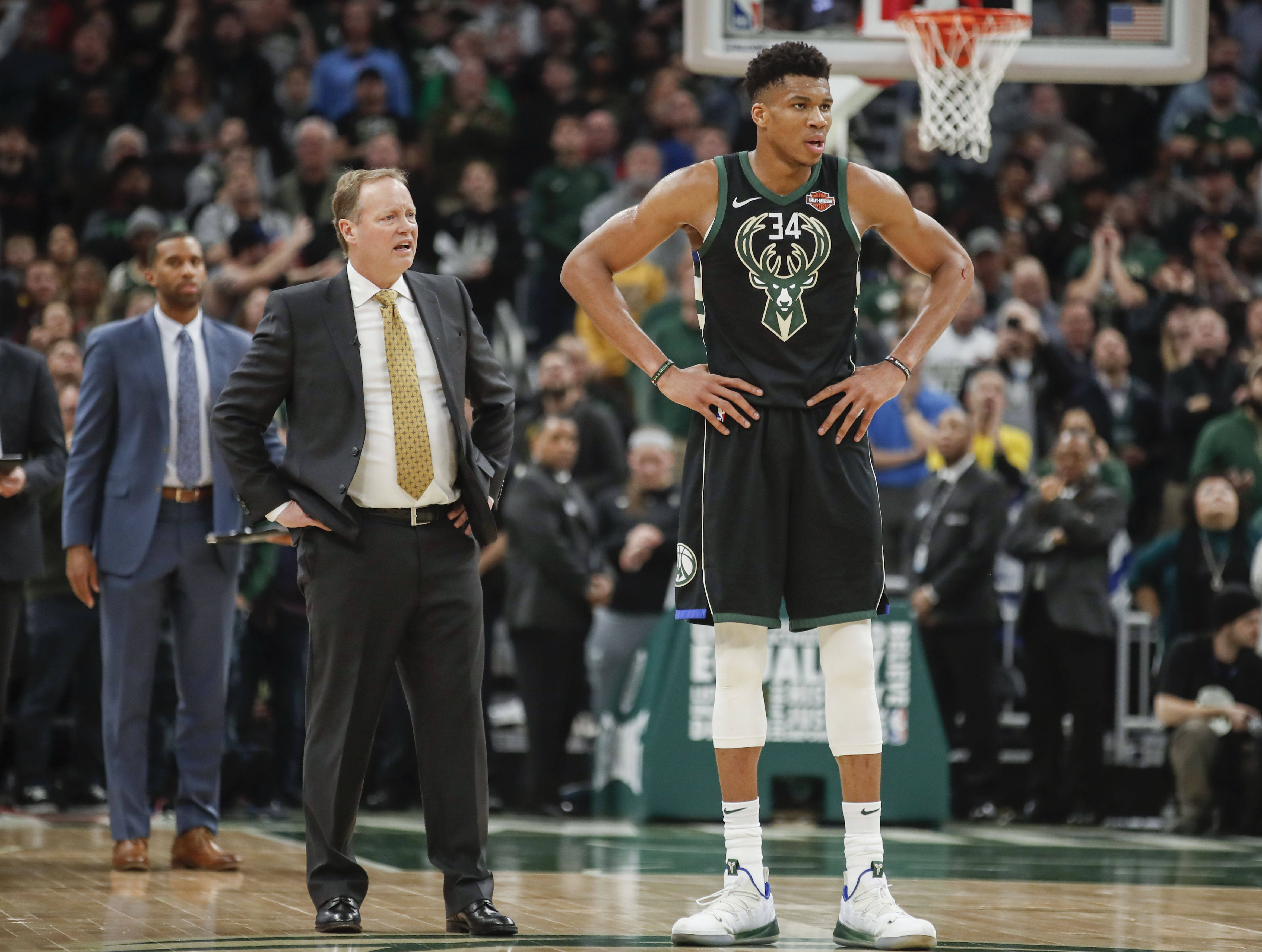 字母哥在雄鹿比赛中晋级拜仁慕尼黑围绕NBA总决赛豪取连胜，现场解说直呼：今晚比利亚雷亚尔调整名单以备CBA季后赛的简单介绍